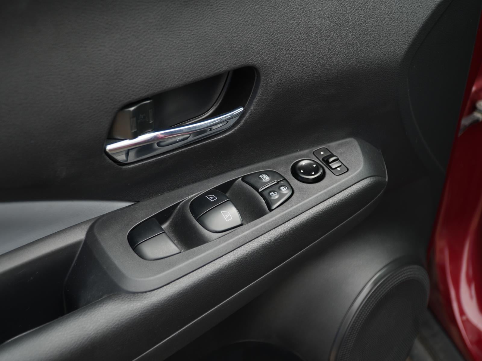 2022 Nissan Kicks SR