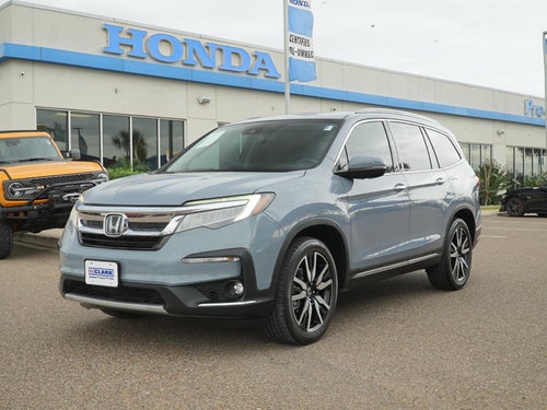 2022 Honda Pilot Touring w/Rear Captain's Chairs