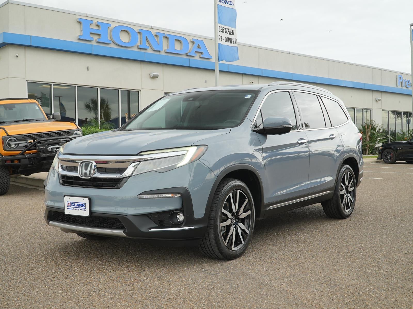 2022 Honda Pilot Touring w/Rear Captain's Chairs