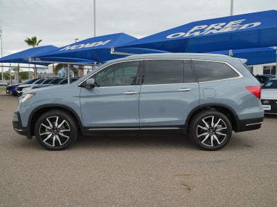2022 Honda Pilot Touring w/Rear Captain's Chairs