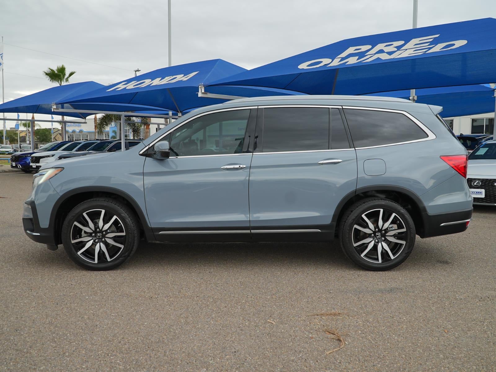 2022 Honda Pilot Touring w/Rear Captain's Chairs