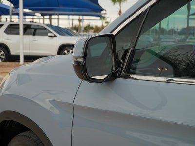 2022 Honda Pilot Touring w/Rear Captain's Chairs