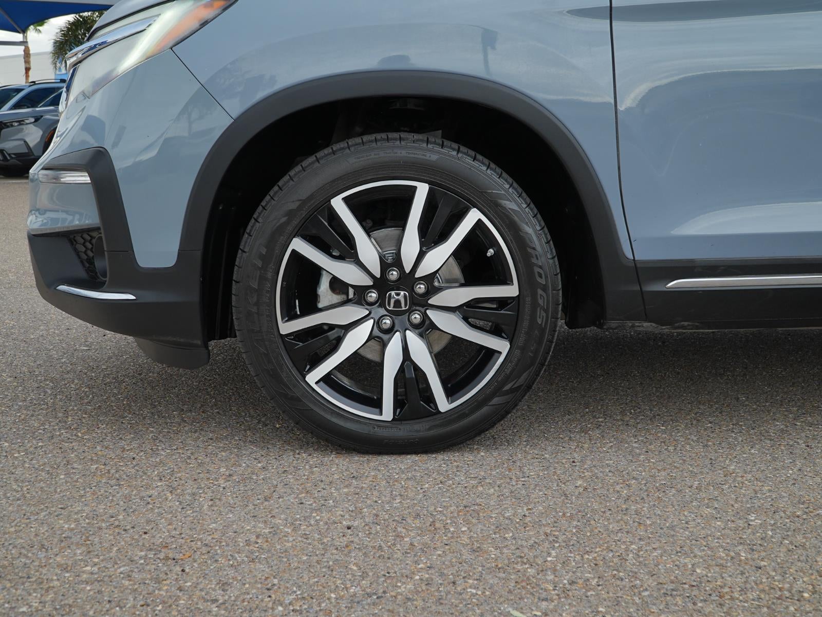 2022 Honda Pilot Touring w/Rear Captain's Chairs