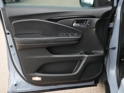 2022 Honda Pilot Touring w/Rear Captain's Chairs