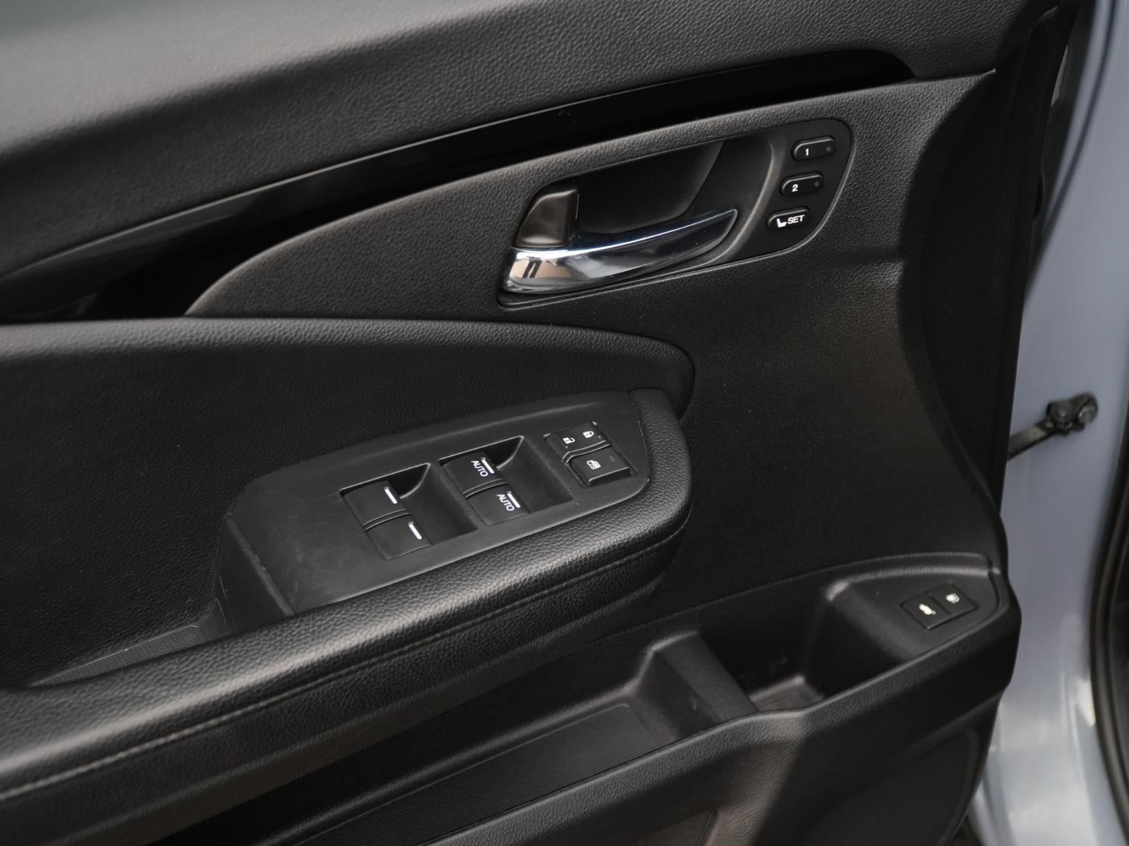 2022 Honda Pilot Touring w/Rear Captain's Chairs