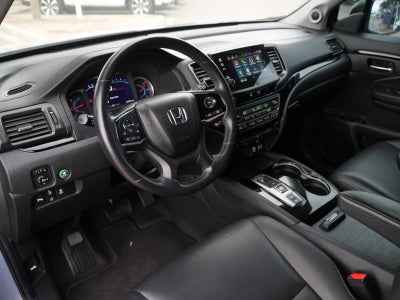 2022 Honda Pilot Touring w/Rear Captain's Chairs