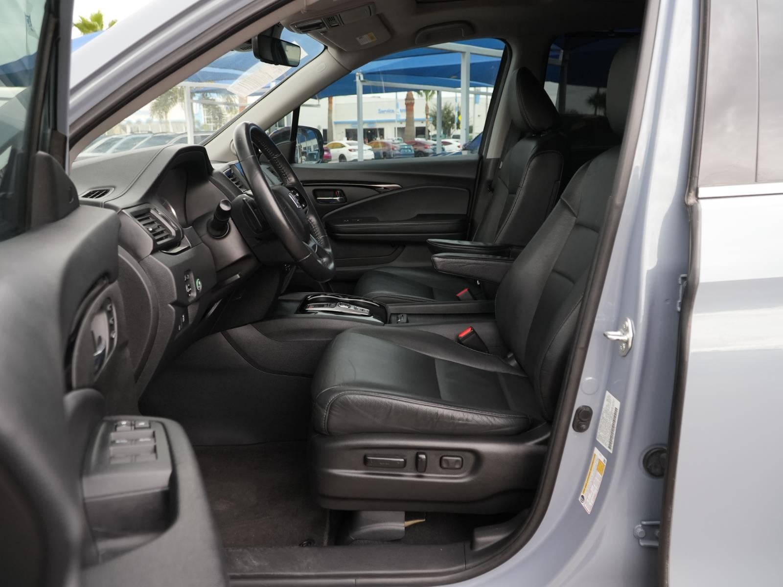 2022 Honda Pilot Touring w/Rear Captain's Chairs