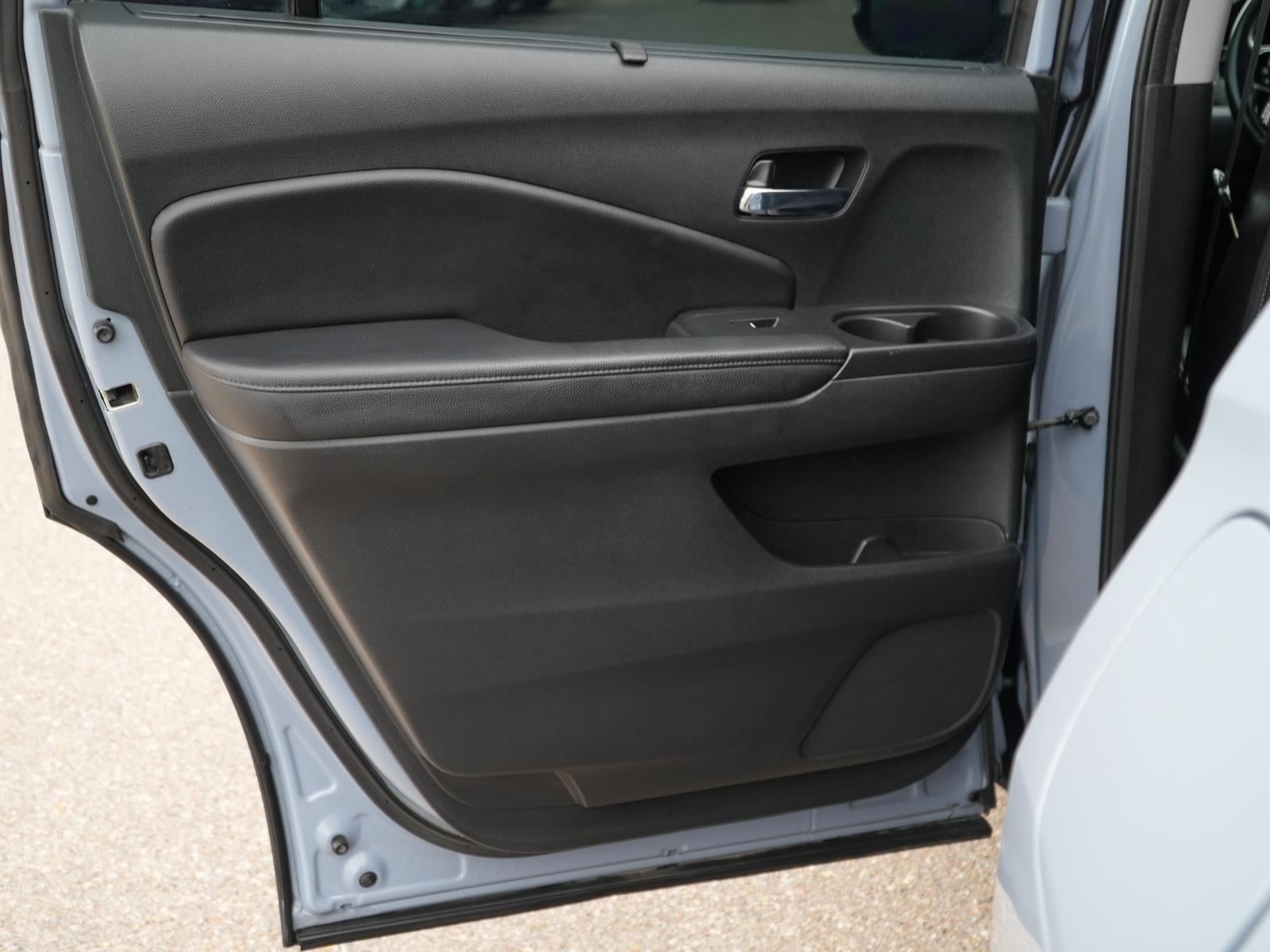 2022 Honda Pilot Touring w/Rear Captain's Chairs