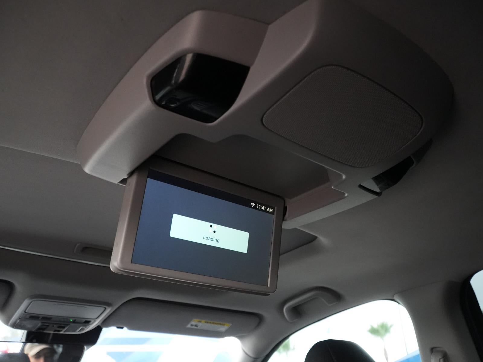 2022 Honda Pilot Touring w/Rear Captain's Chairs