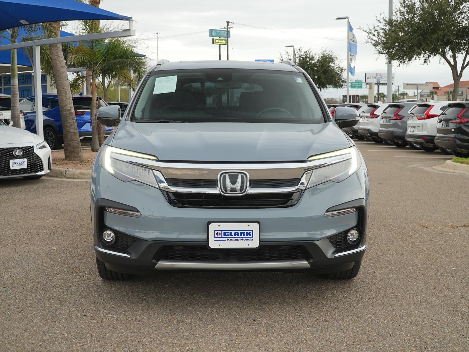 2022 Honda Pilot Touring w/Rear Captain's Chairs