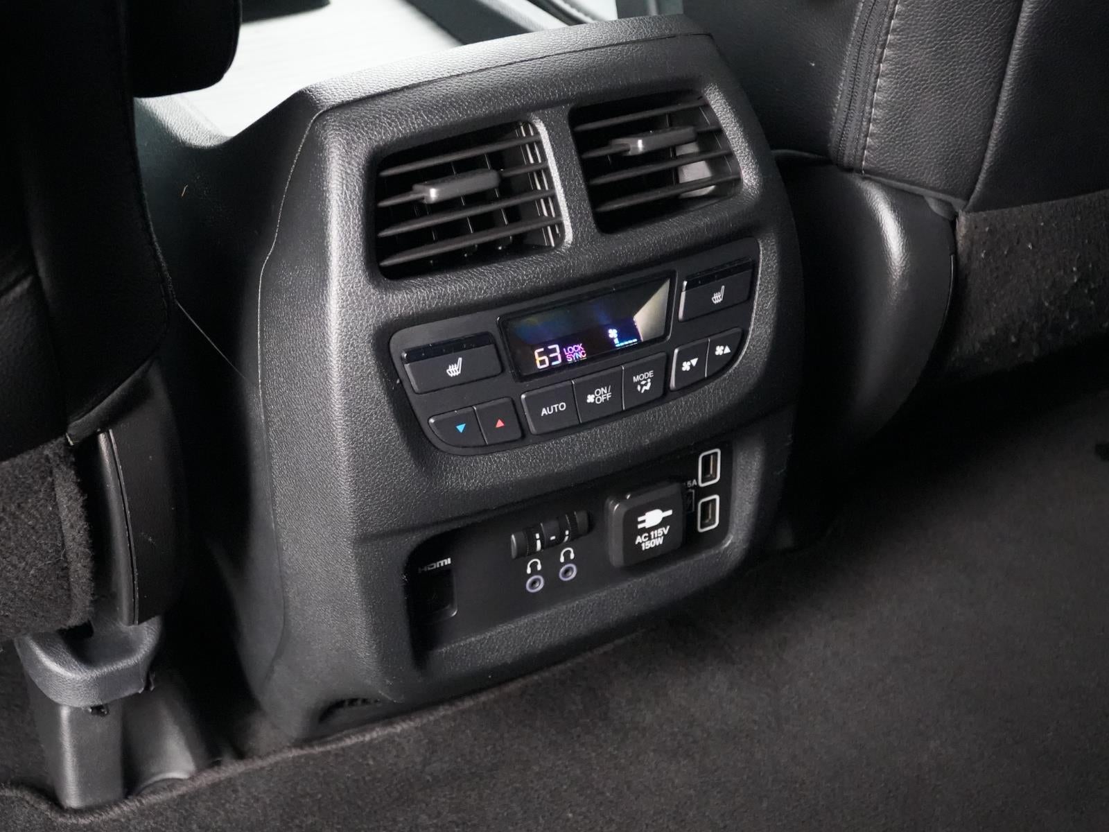 2022 Honda Pilot Touring w/Rear Captain's Chairs