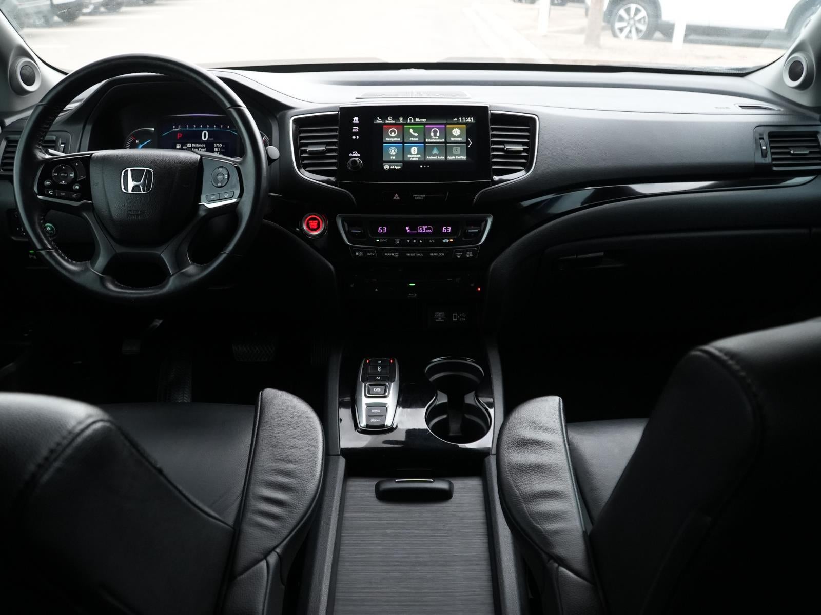 2022 Honda Pilot Touring w/Rear Captain's Chairs