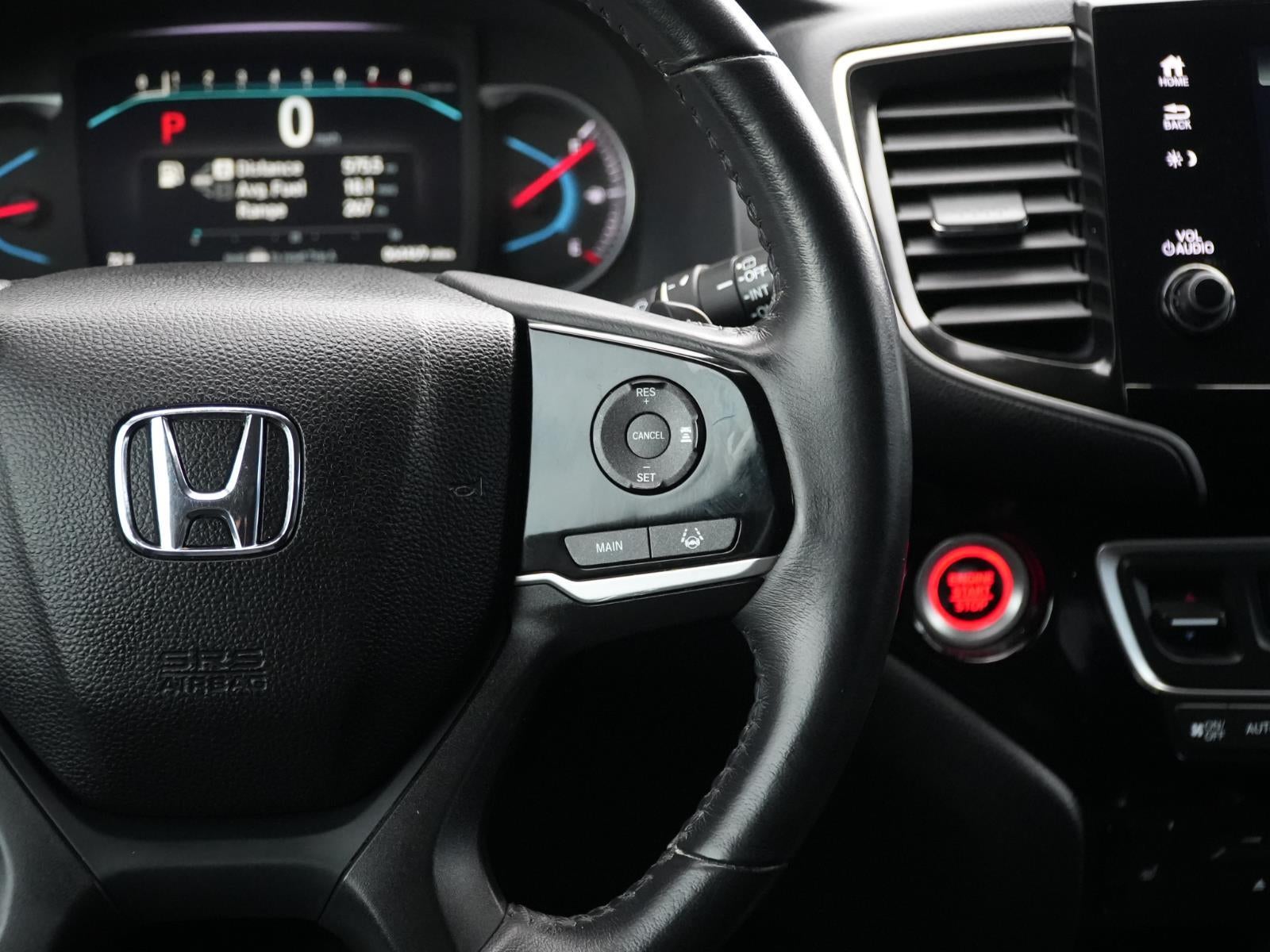 2022 Honda Pilot Touring w/Rear Captain's Chairs