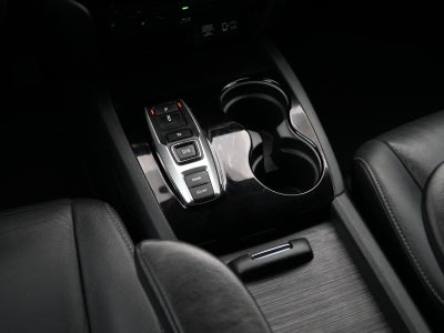 2022 Honda Pilot Touring w/Rear Captain's Chairs