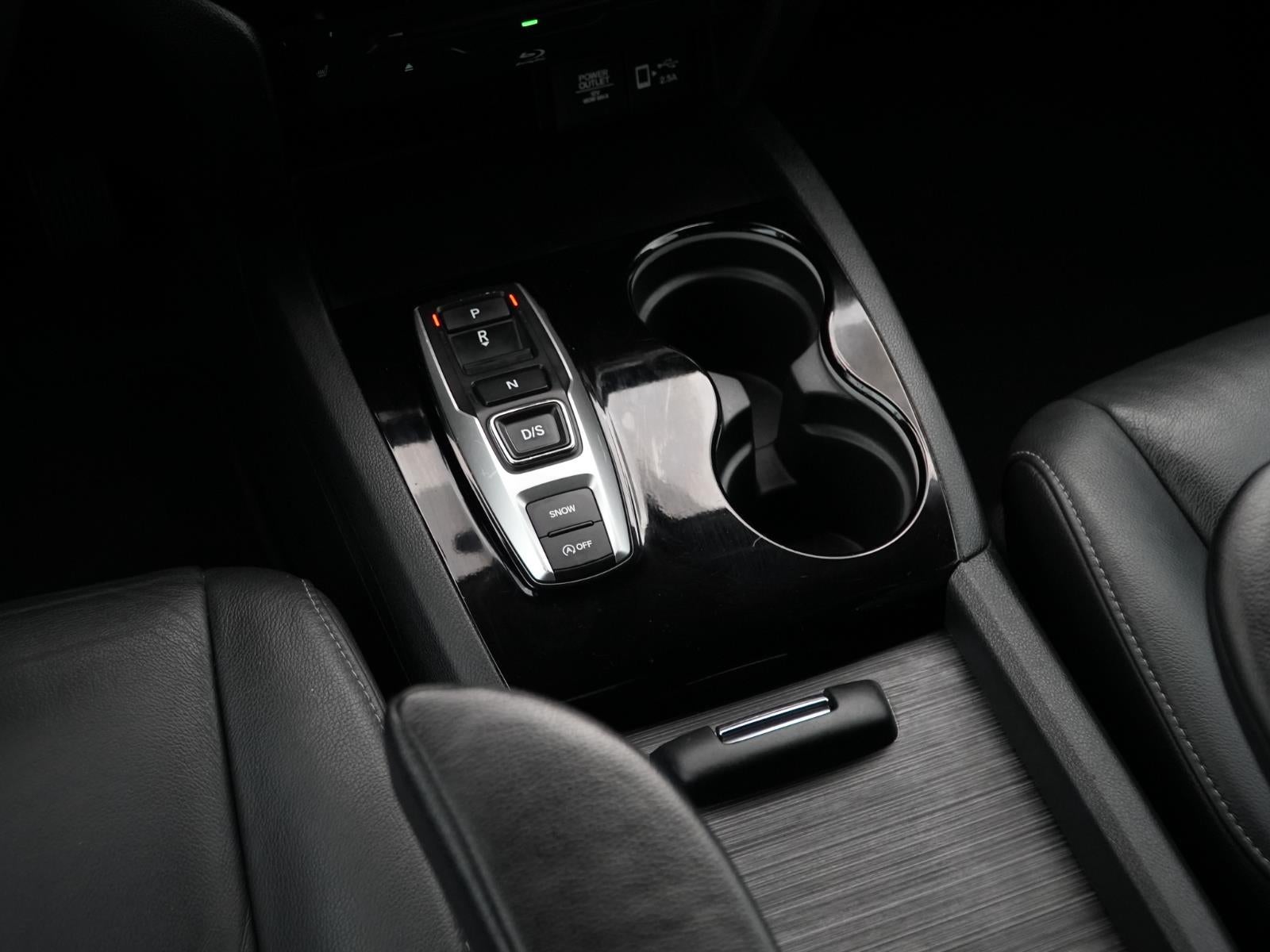 2022 Honda Pilot Touring w/Rear Captain's Chairs