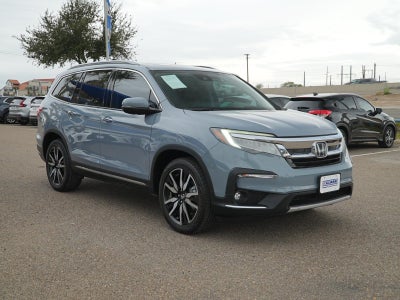 2022 Honda Pilot Touring w/Rear Captain's Chairs