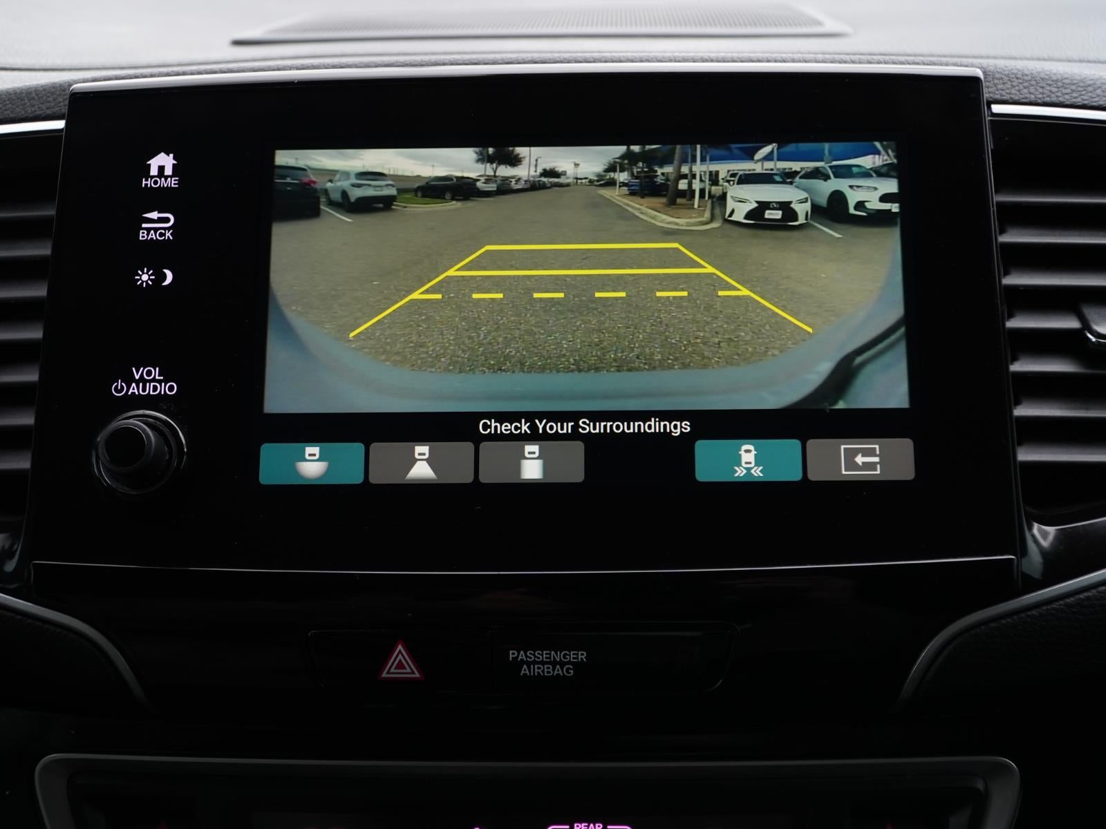 2022 Honda Pilot Touring w/Rear Captain's Chairs