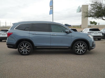 2022 Honda Pilot Touring w/Rear Captain's Chairs