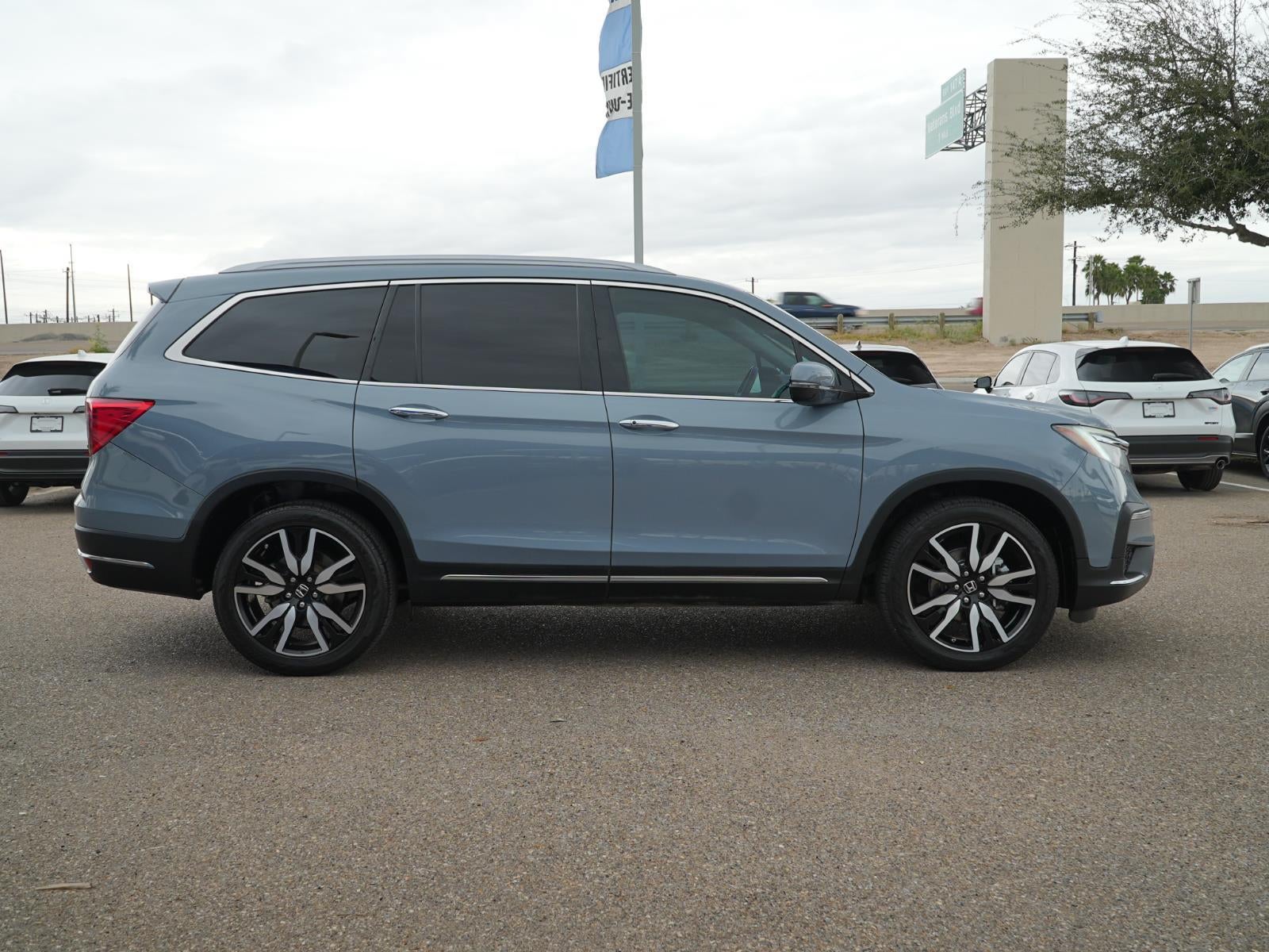 2022 Honda Pilot Touring w/Rear Captain's Chairs