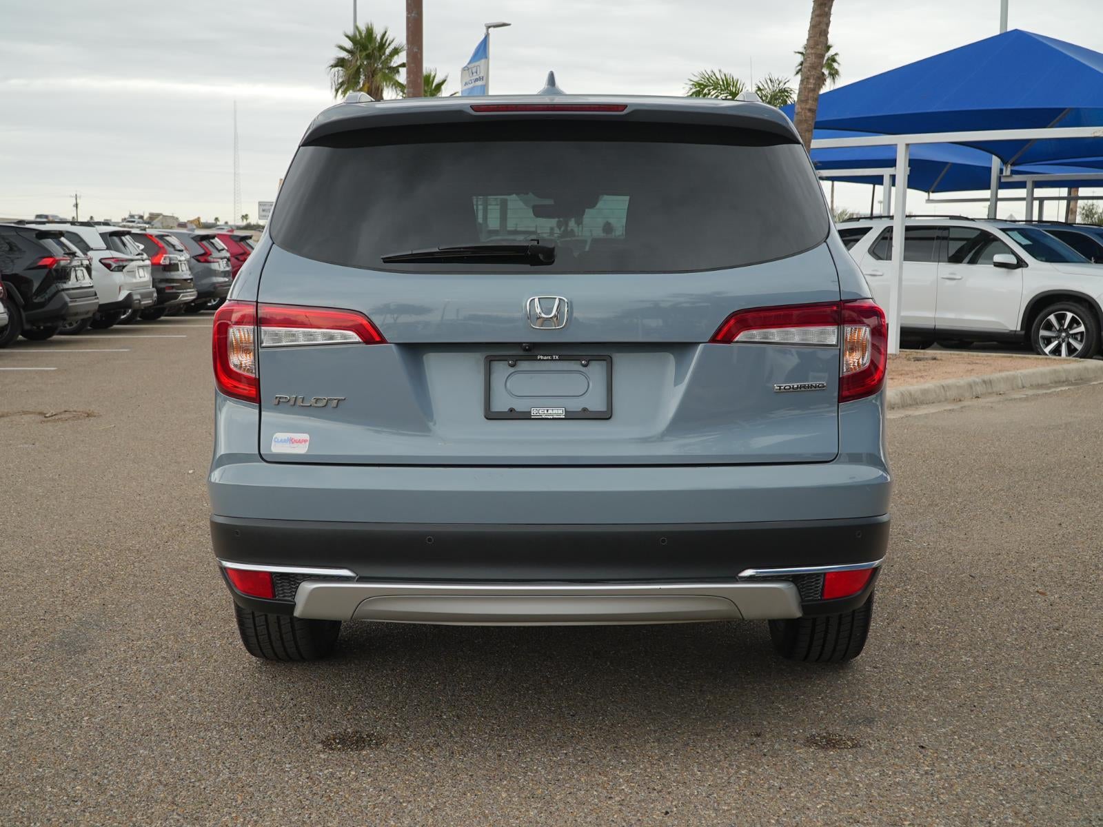 2022 Honda Pilot Touring w/Rear Captain's Chairs
