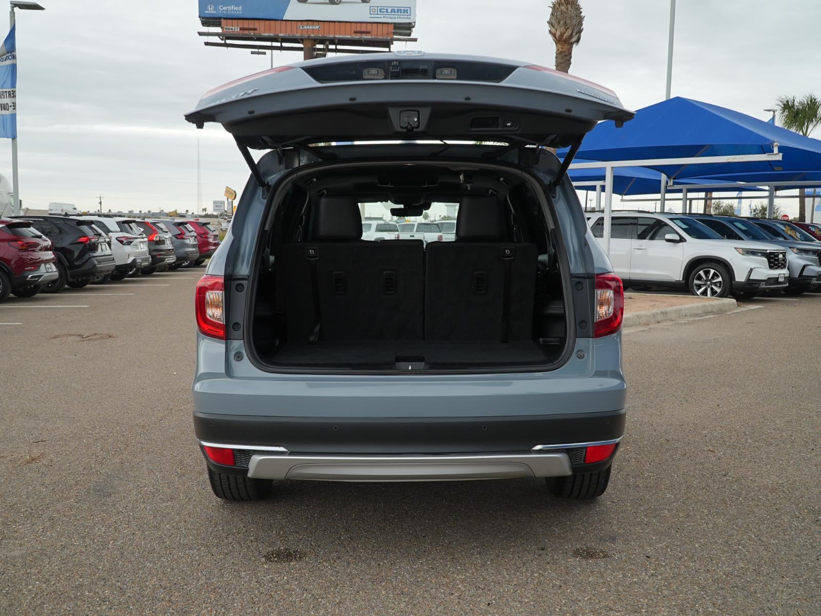 2022 Honda Pilot Touring w/Rear Captain's Chairs