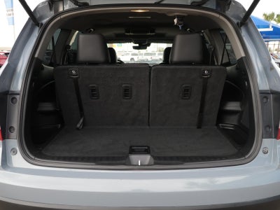 2022 Honda Pilot Touring w/Rear Captain's Chairs