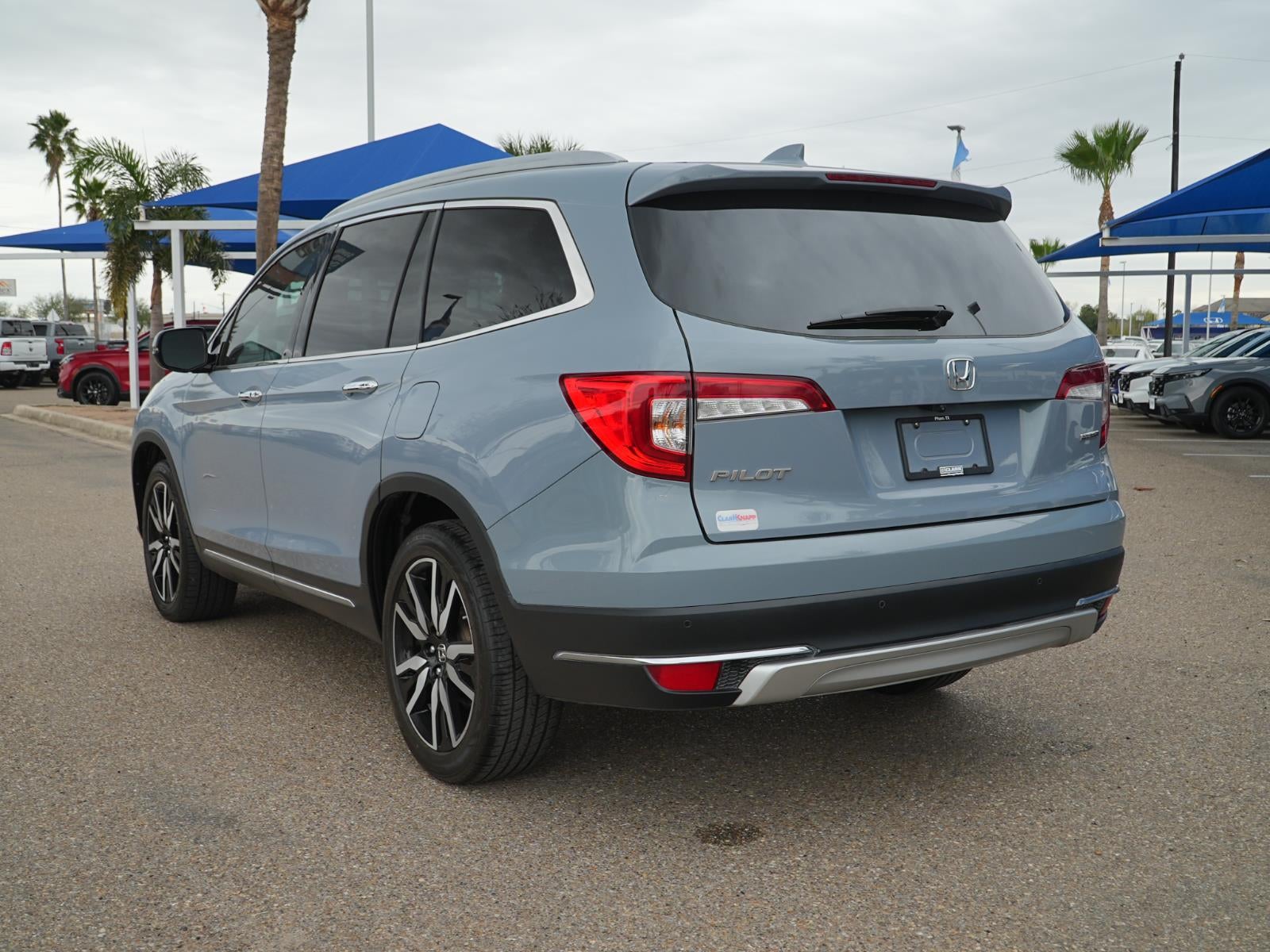 2022 Honda Pilot Touring w/Rear Captain's Chairs