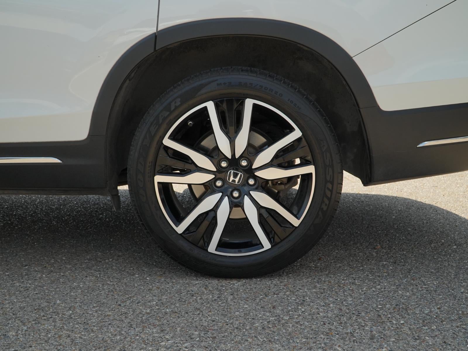 2022 Honda Pilot Touring w/Rear Captain's Chairs