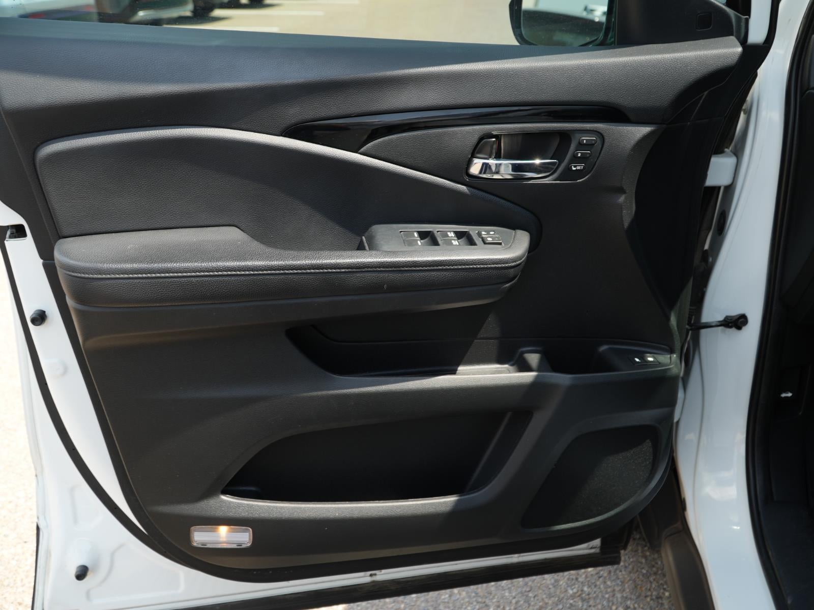 2022 Honda Pilot Touring w/Rear Captain's Chairs