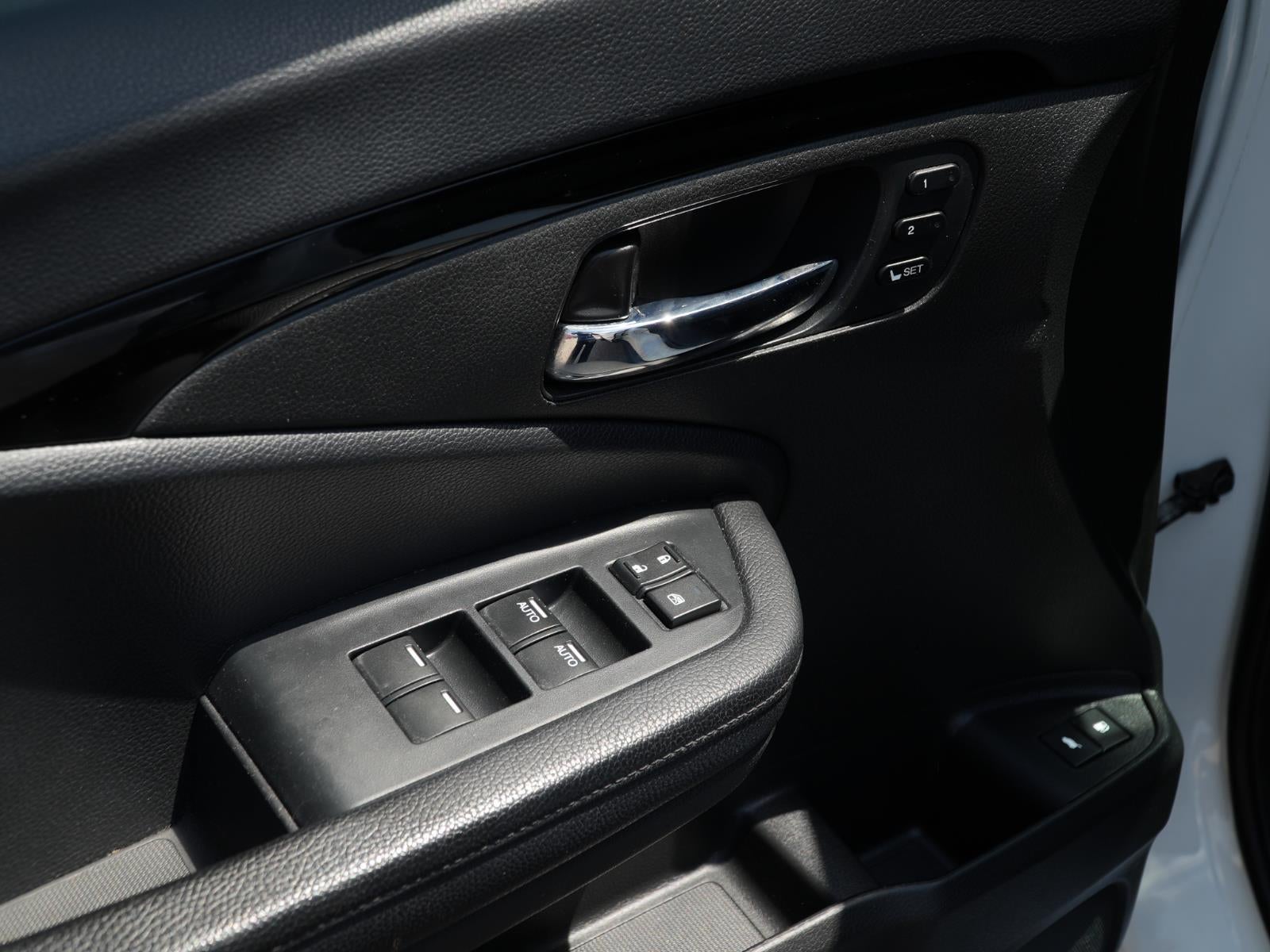 2022 Honda Pilot Touring w/Rear Captain's Chairs