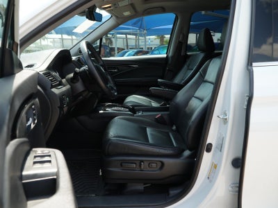 2022 Honda Pilot Touring w/Rear Captain's Chairs