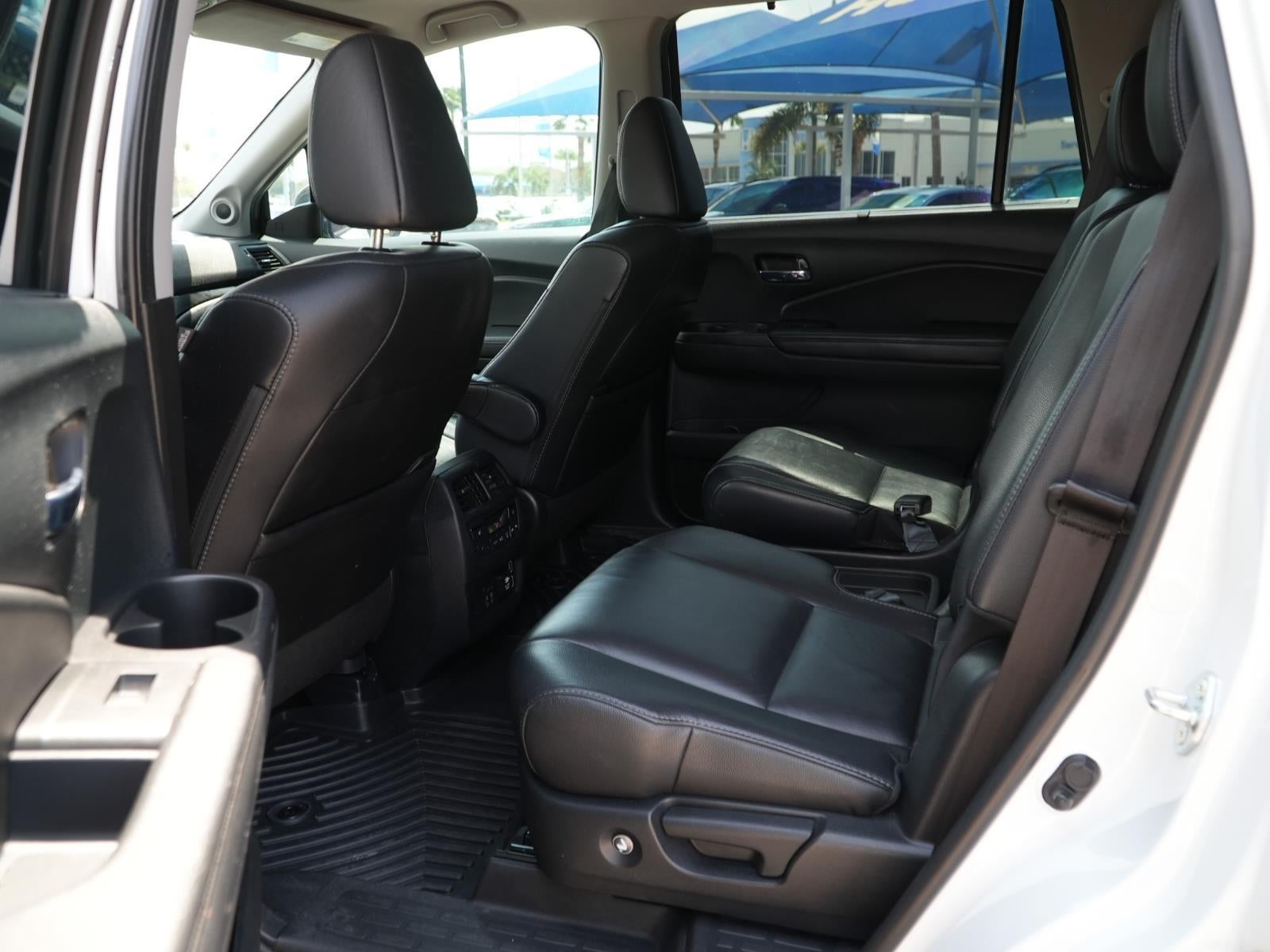 2022 Honda Pilot Touring w/Rear Captain's Chairs