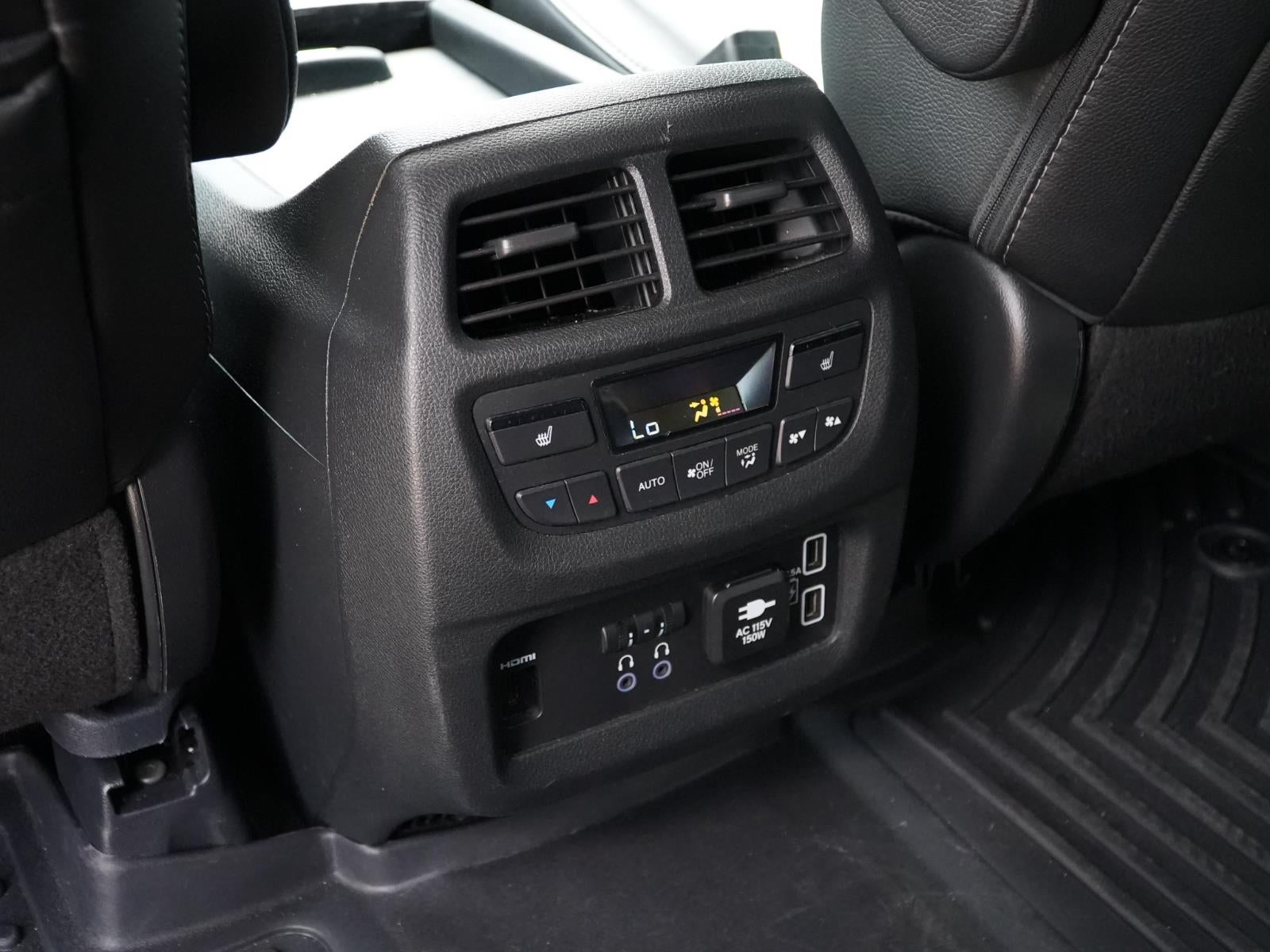 2022 Honda Pilot Touring w/Rear Captain's Chairs