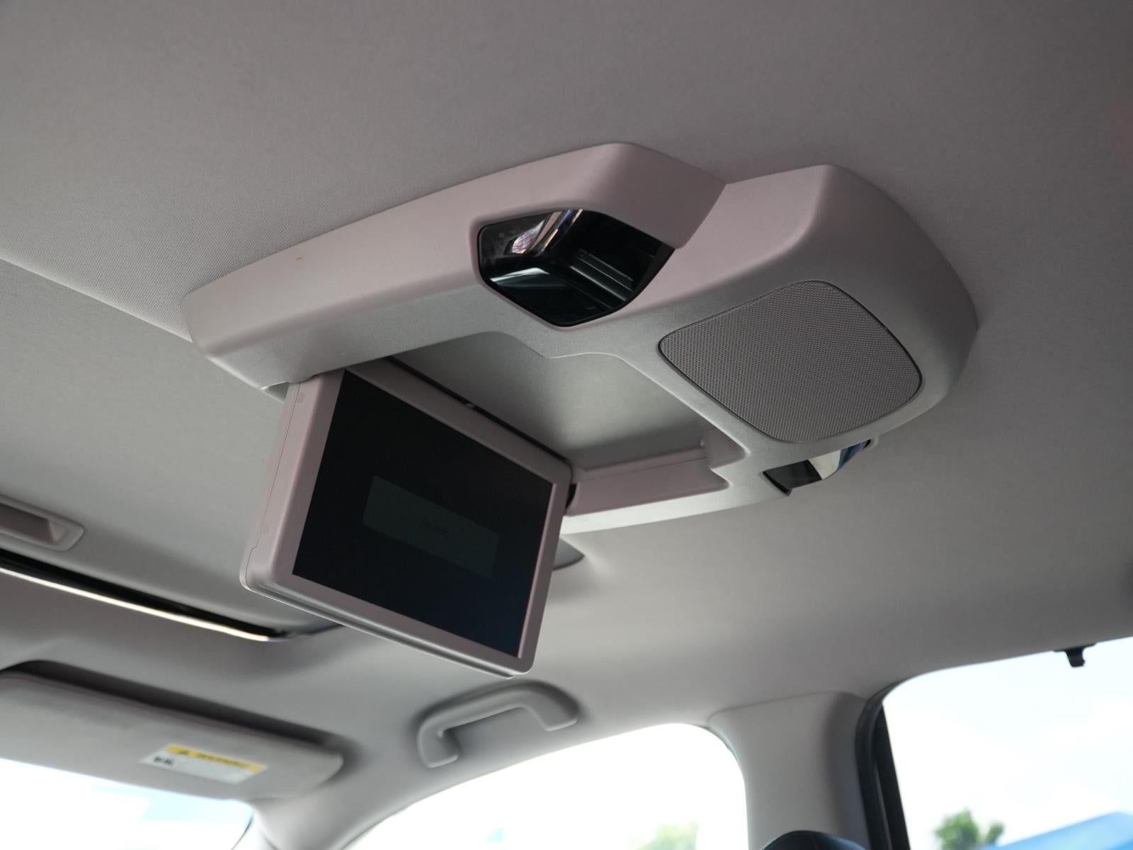 2022 Honda Pilot Touring w/Rear Captain's Chairs