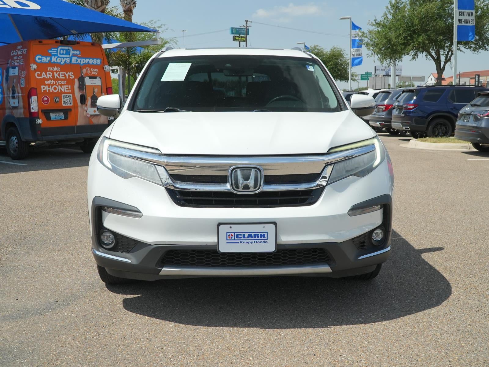 2022 Honda Pilot Touring w/Rear Captain's Chairs