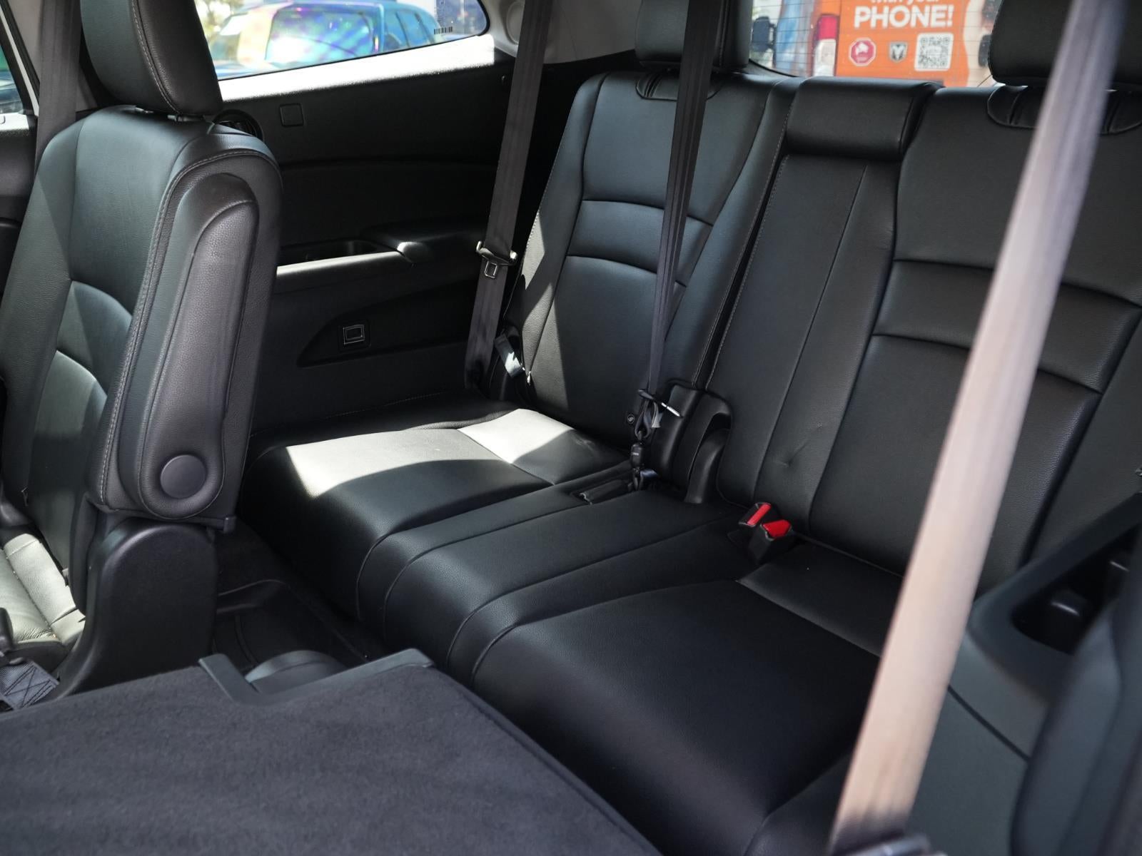 2022 Honda Pilot Touring w/Rear Captain's Chairs