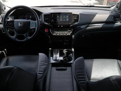 2022 Honda Pilot Touring w/Rear Captain's Chairs