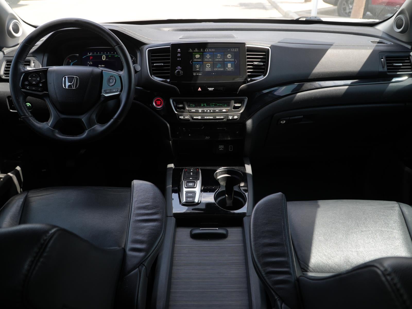 2022 Honda Pilot Touring w/Rear Captain's Chairs