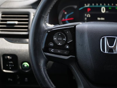 2022 Honda Pilot Touring w/Rear Captain's Chairs