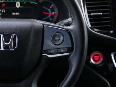 2022 Honda Pilot Touring w/Rear Captain's Chairs