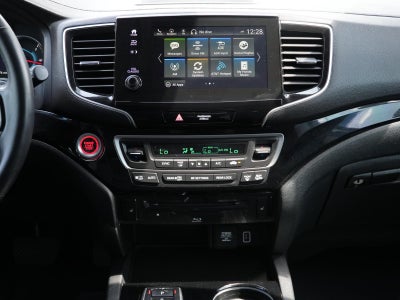 2022 Honda Pilot Touring w/Rear Captain's Chairs