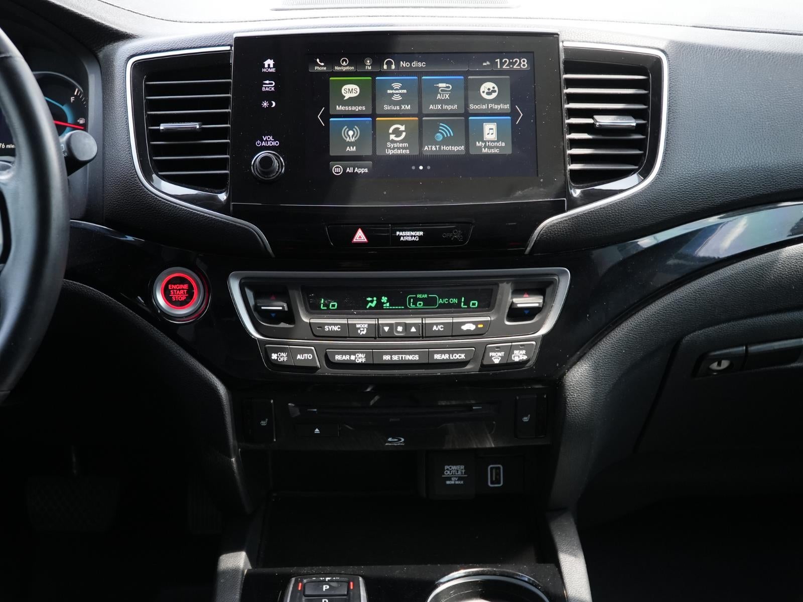 2022 Honda Pilot Touring w/Rear Captain's Chairs