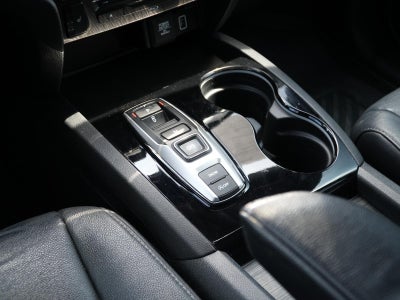 2022 Honda Pilot Touring w/Rear Captain's Chairs