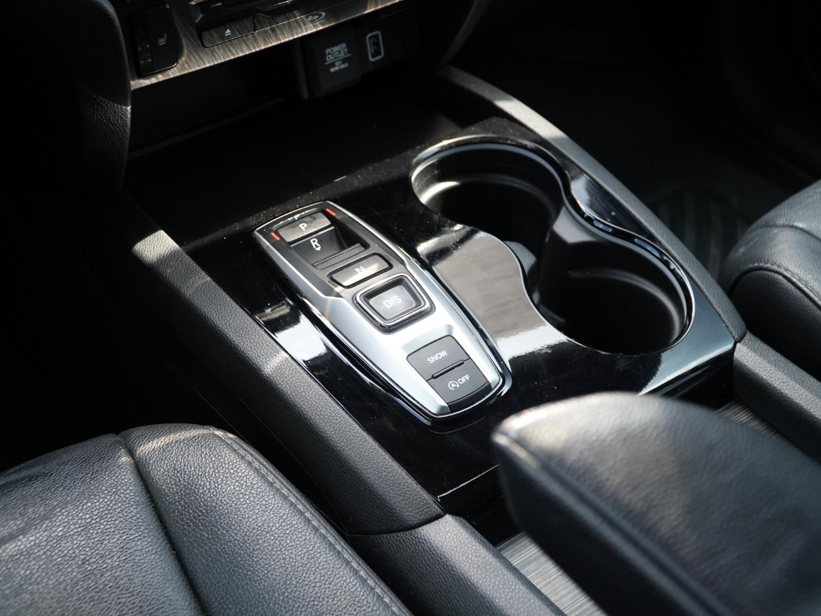 2022 Honda Pilot Touring w/Rear Captain's Chairs