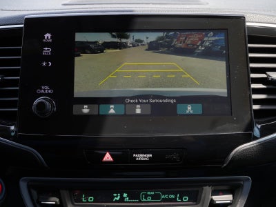 2022 Honda Pilot Touring w/Rear Captain's Chairs