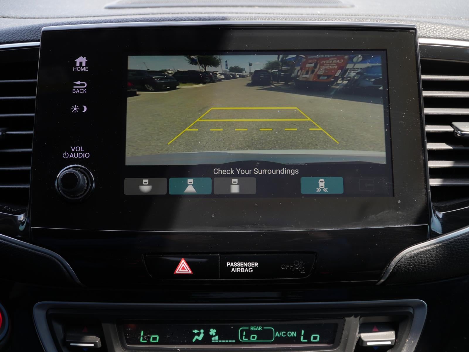 2022 Honda Pilot Touring w/Rear Captain's Chairs