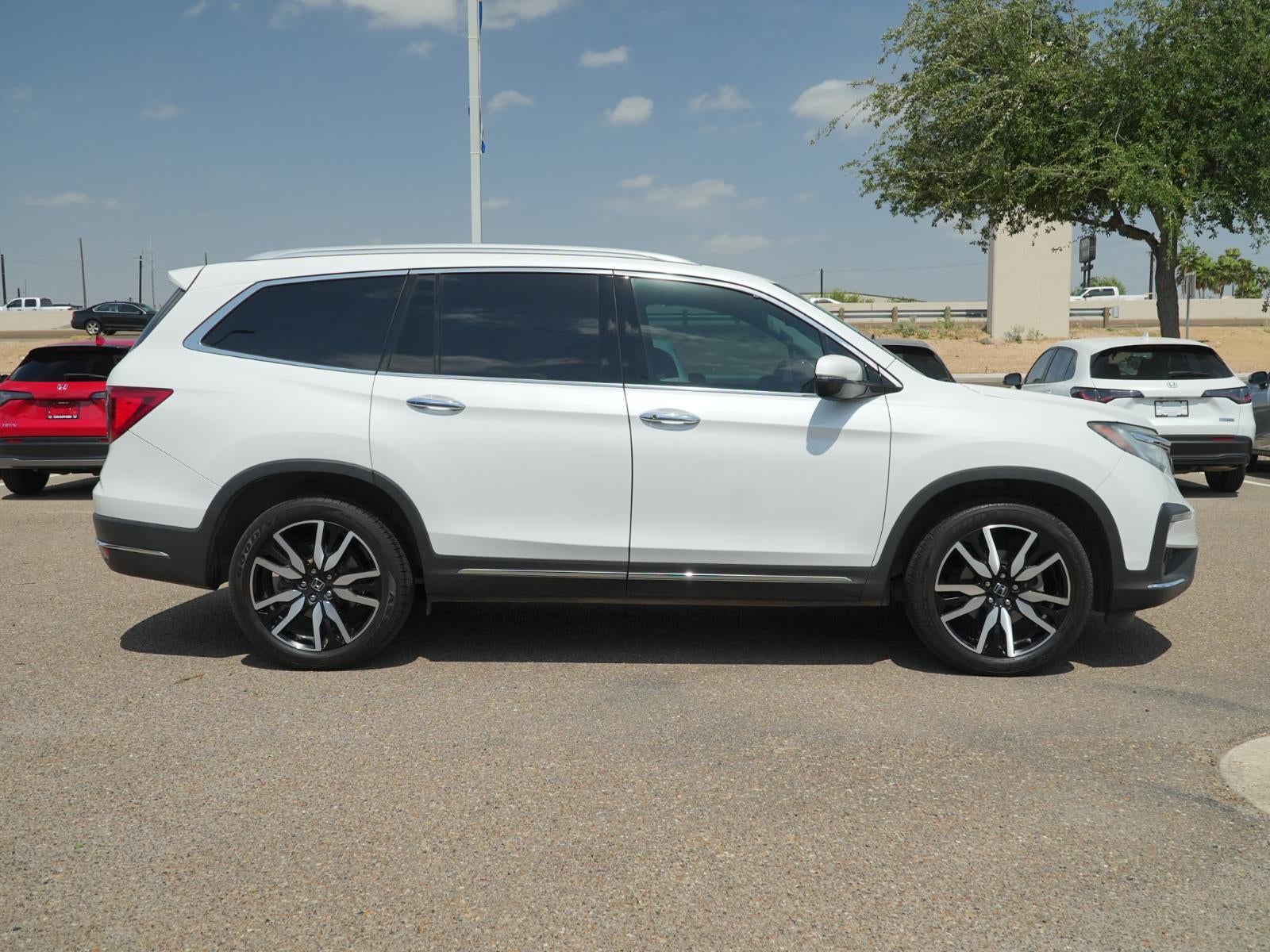 2022 Honda Pilot Touring w/Rear Captain's Chairs