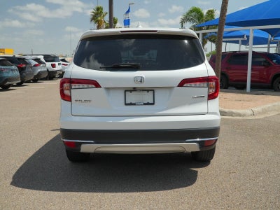 2022 Honda Pilot Touring w/Rear Captain's Chairs