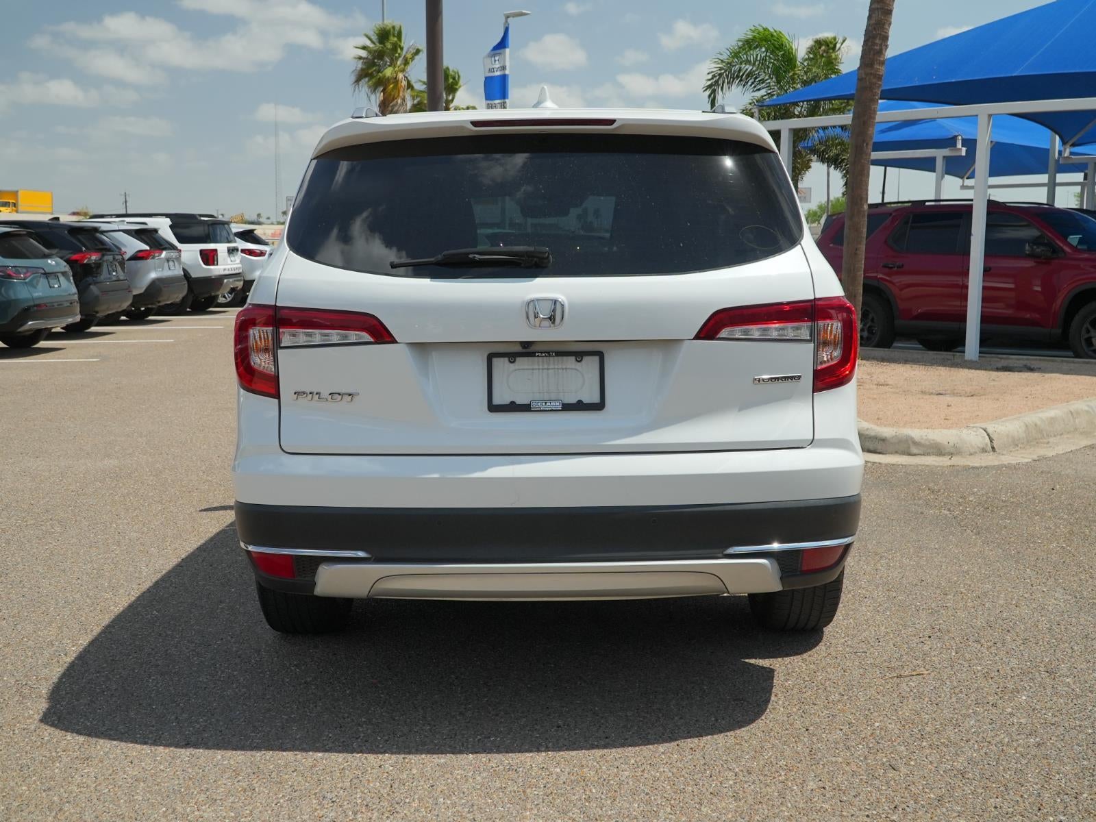 2022 Honda Pilot Touring w/Rear Captain's Chairs
