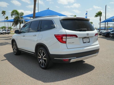 2022 Honda Pilot Touring w/Rear Captain's Chairs